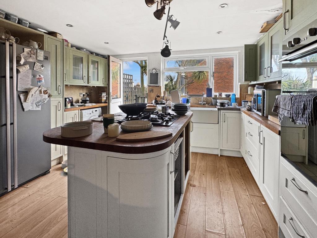 Lot: 172 - HOUSE FOR IMPROVEMENT - Kitchen